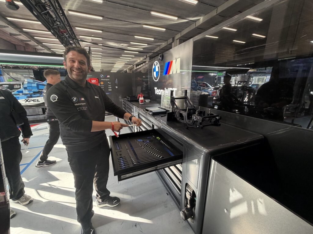 Als technisch partner van BMW M Team WRT leveren wij de gereedschappen waarmee de monteurs werken